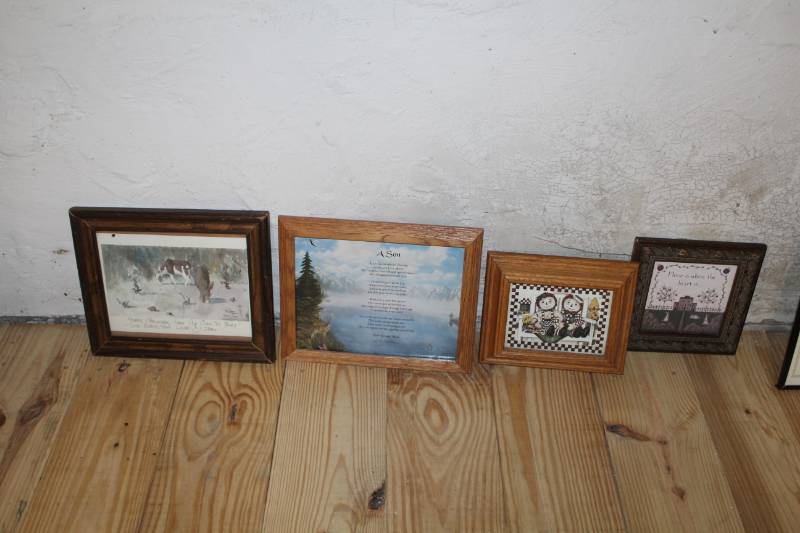 lot 464 image: Pictures with frames