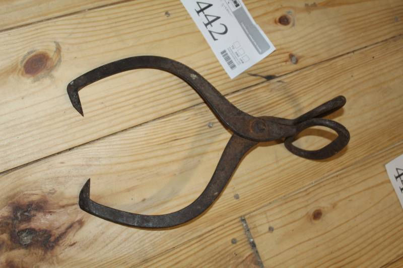 lot 442 image: Antique Ice Block Tongs Lifting Tool