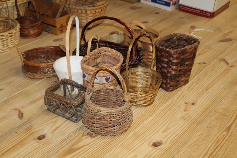 lot 439 image: Lot of wicker baskets including Longaberger brand baskets