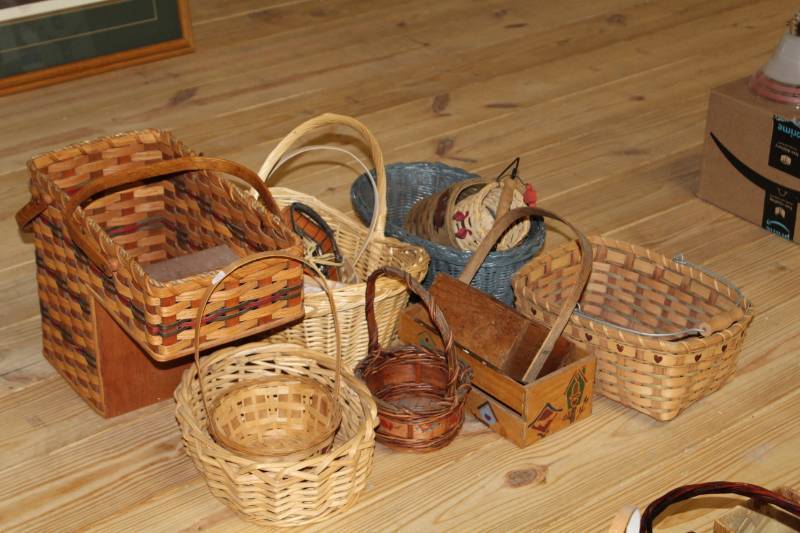 lot 440 image: Lot of wicker baskets including Longaberger brand baskets
