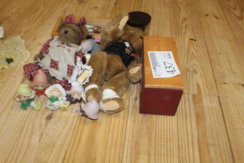 lot 437 image: Decorative collectables and wooden box