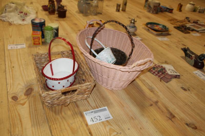 lot 452 image: Lot of wicker baskets