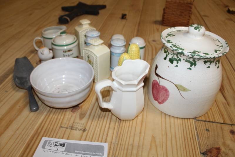 lot 432 image: Decorations and salt& pepper shakers