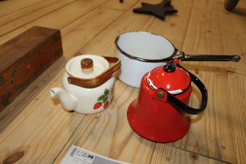 lot 461 image: Porcelain teapots and vintage pan