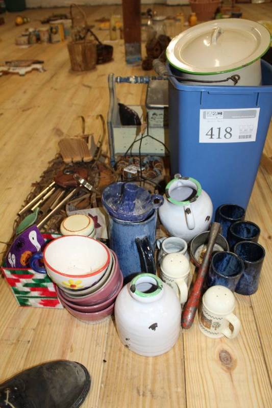 lot 418 image: Assortment of decorative and antique items