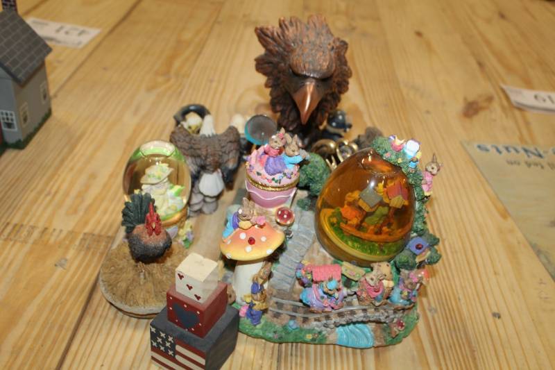 lot 420 image: Ranch style decorations