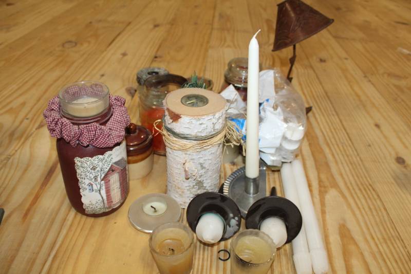 lot 422 image: Lot of candles