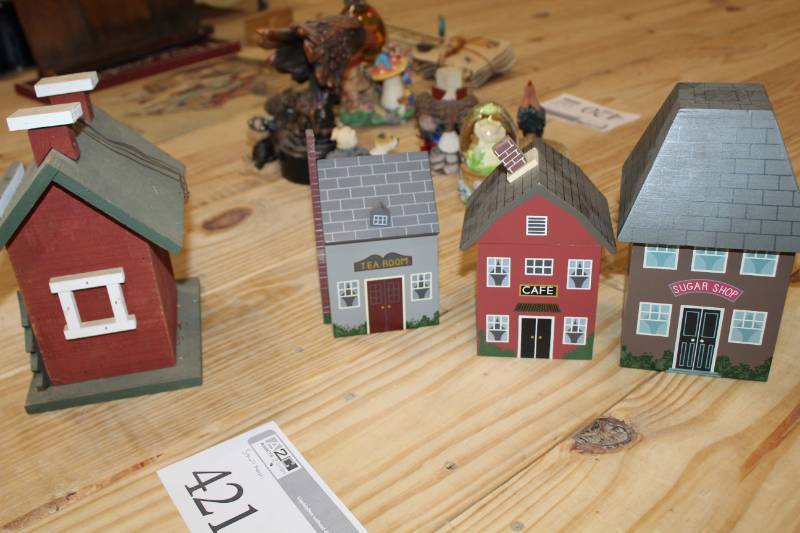 lot 421 image: Birdhouses and dcor