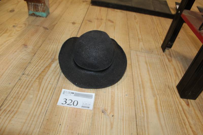 lot 320 image: Helmetcowboy riding hat