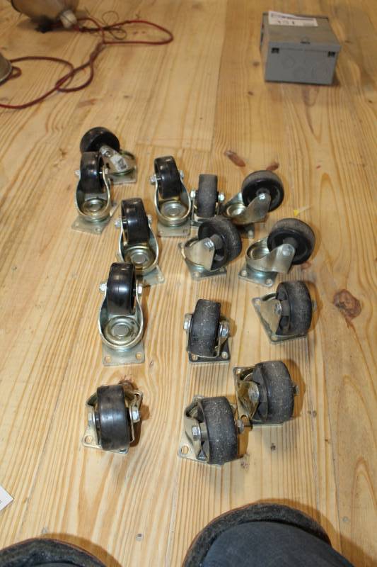 lot 327 image: Lot of casters