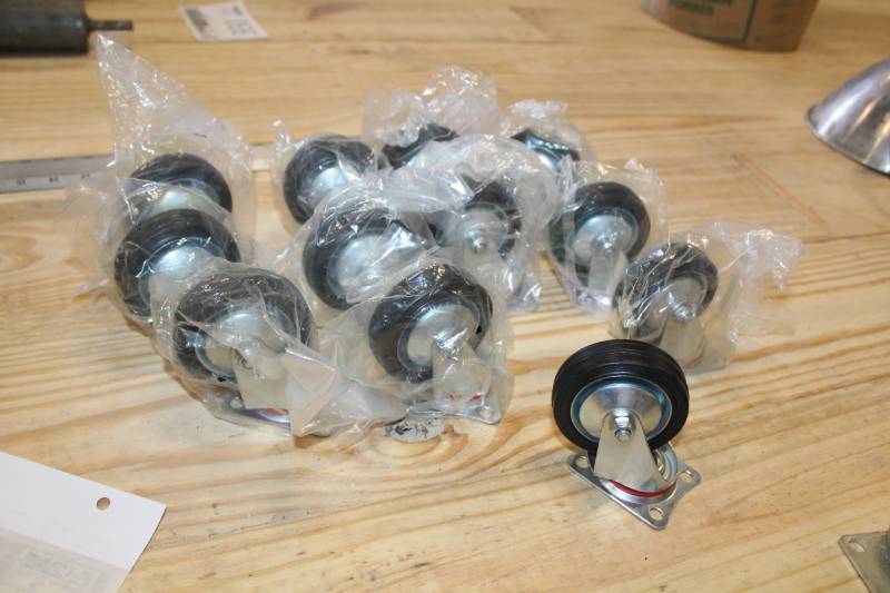 lot 328 image: Lot of casters