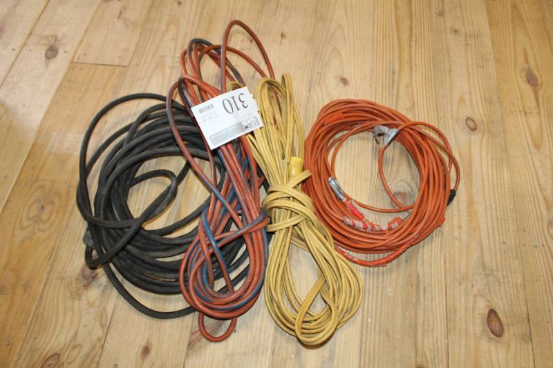 lot 310 image: Lot of (4) large extension cords