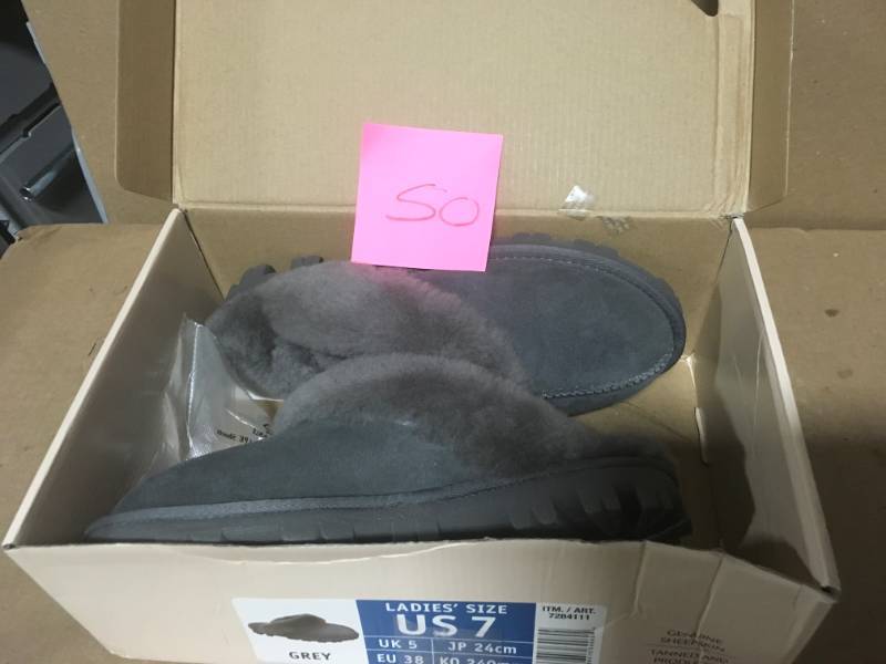 Kirkland Signature Womens Genuine Shearling Slippers SZ 7 not used
