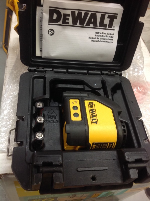 DEWALT 165 ft. Green Self-Leveling Cross Line Laser Level with (3) AAA Batteries & Case in good conditions