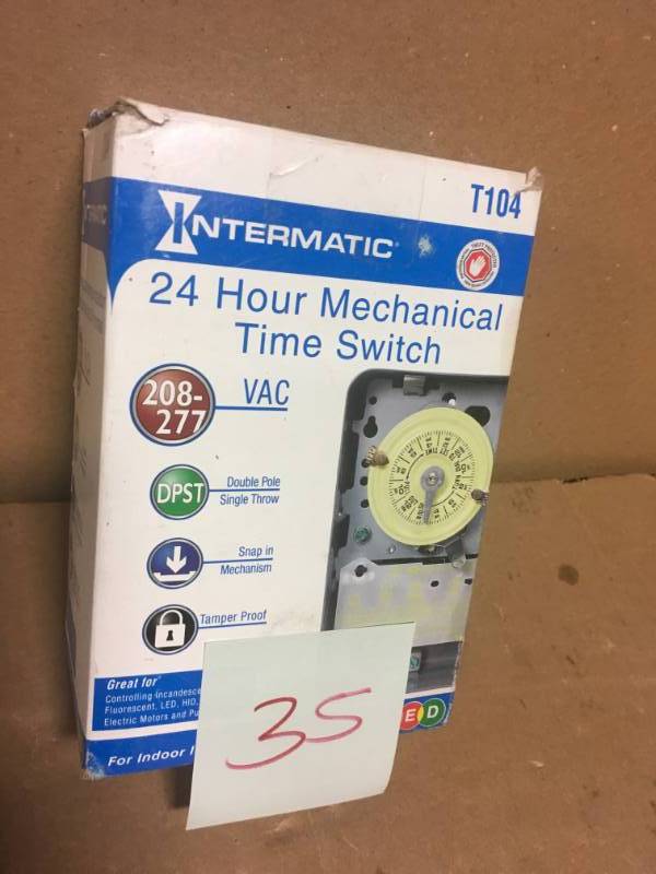 Intermatic T100 Series 40 Amp 24-Hour Indoor Mechanical Timer with Double Pole Single Throw switching 240 VAC, Gray in very good condition