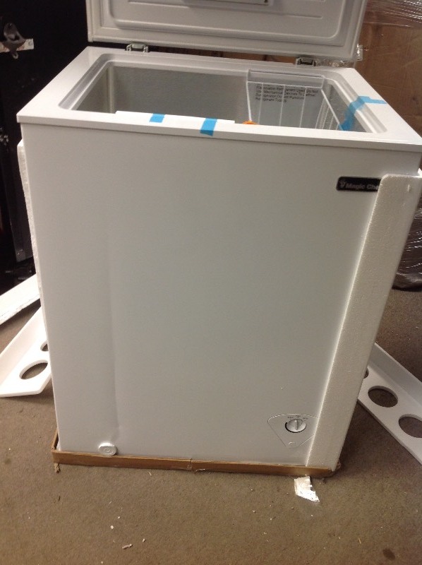 Magic Chef 5.0 cu. ft. Chest Freezer in White in good conditions not used whit small dents