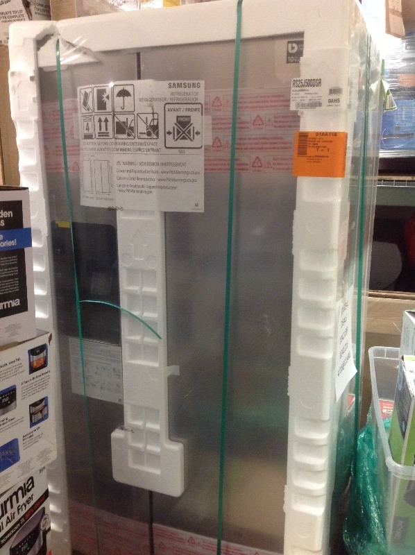 Samsung 24.5 cu. ft. Side by Side Refrigerator in Stainless Steel new