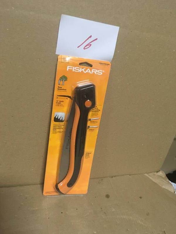 lot 16 image: Fiskars Power Tooth Softgrip 10 in. Blade Pruning Saw in good condition