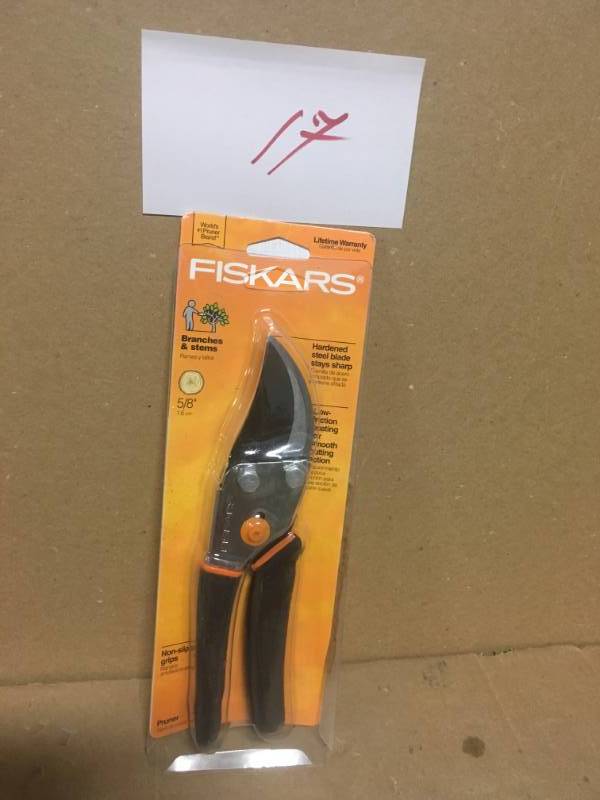 lot 17 image: Fiskars 5.5 in. Bypass Pruner in good condition