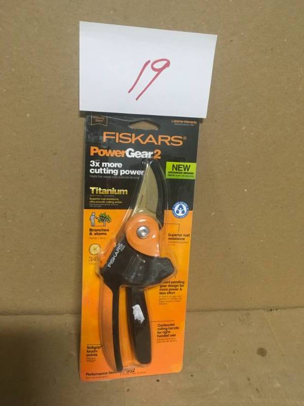 lot 19 image: Fiskars PowerGear 2 Soft Grid Bypass Pruner  in good condition