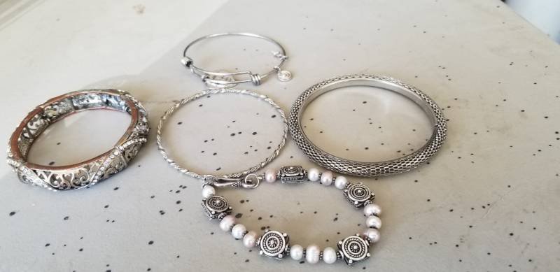 lot 14 image: Lot of (5) Womens Bracelets