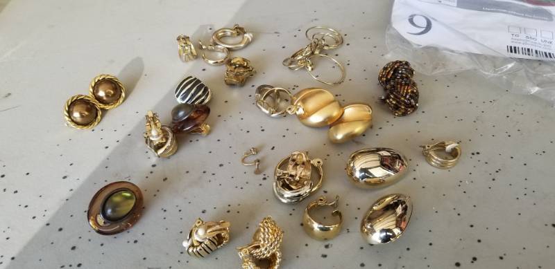 lot 9 image: Lot of (10) Pairs of Vintage Womens Clip On Earrings