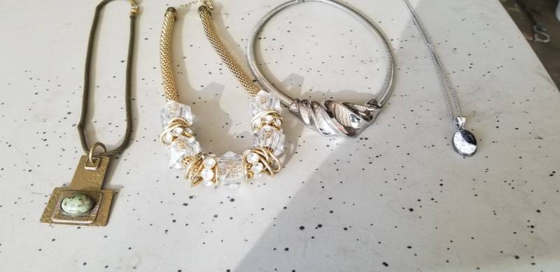 lot 18 image: Lot of (4) Womens Necklaces