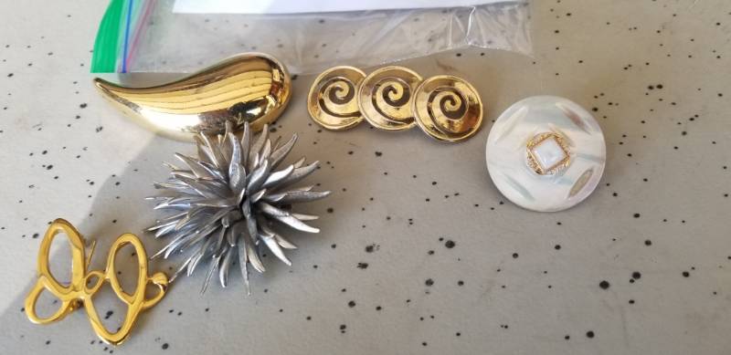 lot 7 image: Lot of (5) Vintage Womens Brooches