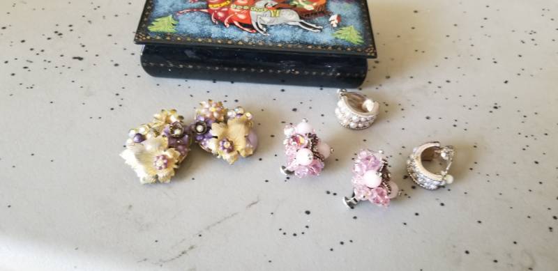 lot 27 image: Vintage Womens Earrings with Jewelry Box