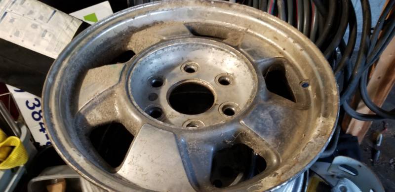 lot 31 image: Lot of (4) Chevy 16 Inch 6-Lug 5-Spoke Wheels, Fits 1500 Series Chevy GMC Trucks