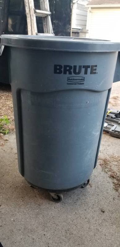 lot 38 image: Rubbermaid Commercial Products Brute Rolling Plastic Trash Can with Lid