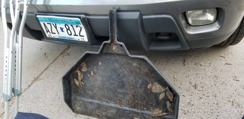 lot 48 image: Barn Broom Dust Pan