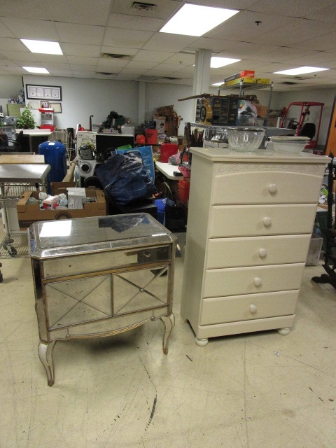 lot 706 image: FURNITURE AND DISHWARE ASSORTMENT
