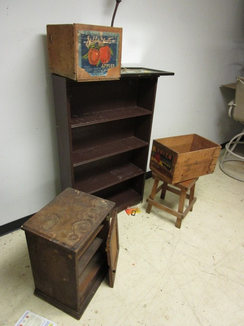 lot 715 image: VINTAGE DECOR