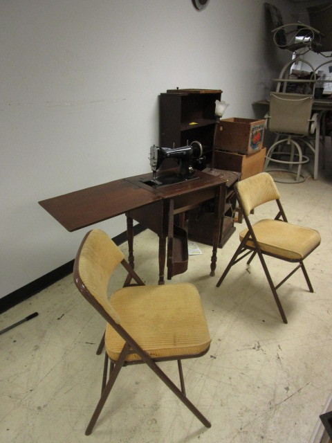 lot 716 image: VINTAGE SEWING MACHINE AND FOLDING CHAIRS