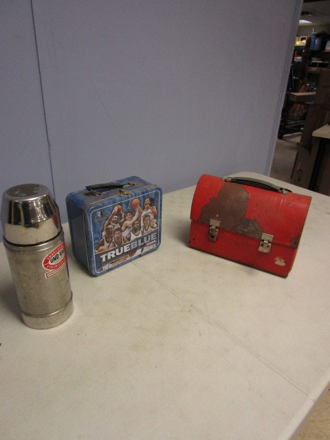 lot 723 image: LUNCH BOXES AND THERMOS