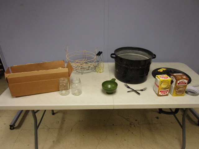 lot 725 image: CANNING SUPPLIES