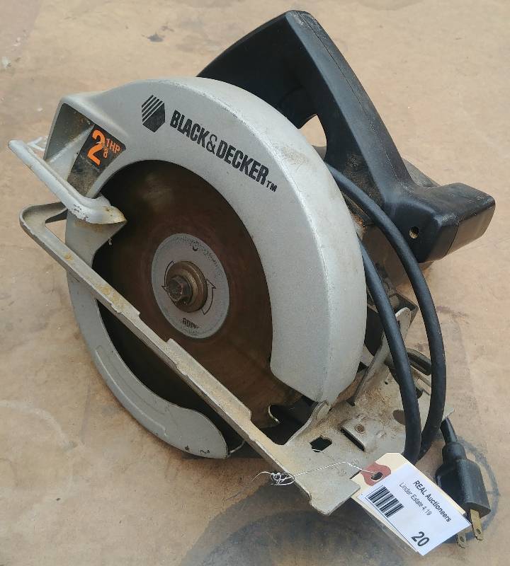 lot 20 image: Black n Decker 7 14 Skill Saw