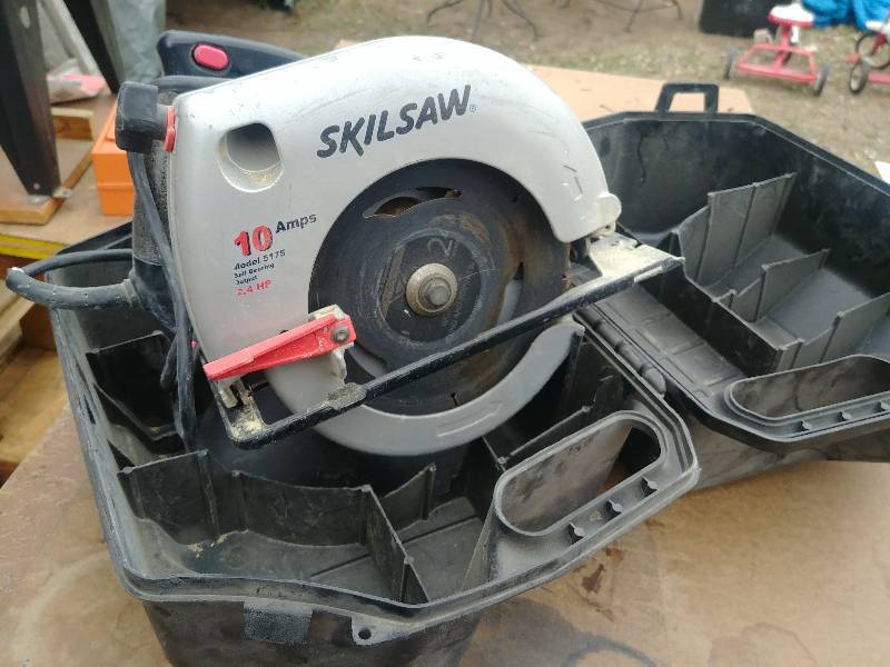 lot 22 image: 7 14 Skill Saw with Hard Case