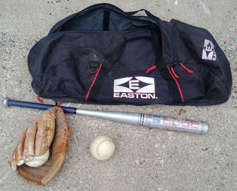 lot 28 image: Easton Baseball Set