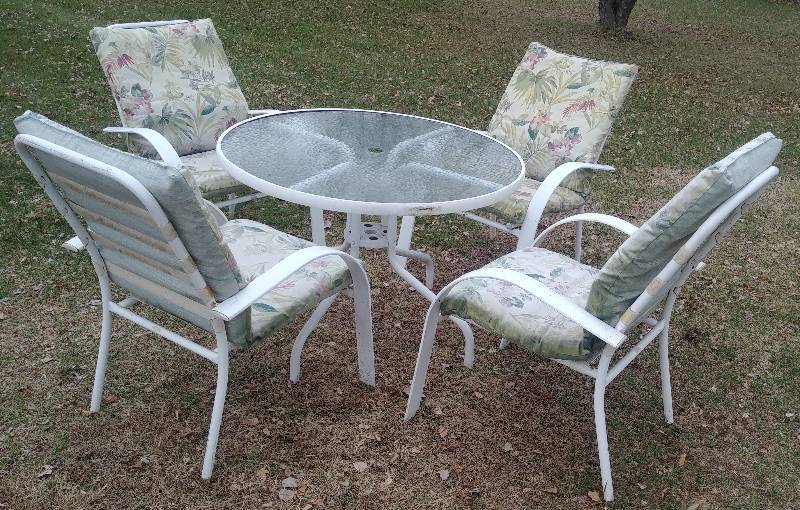 lot 30 image: 5pc Patio Furniture Set, white