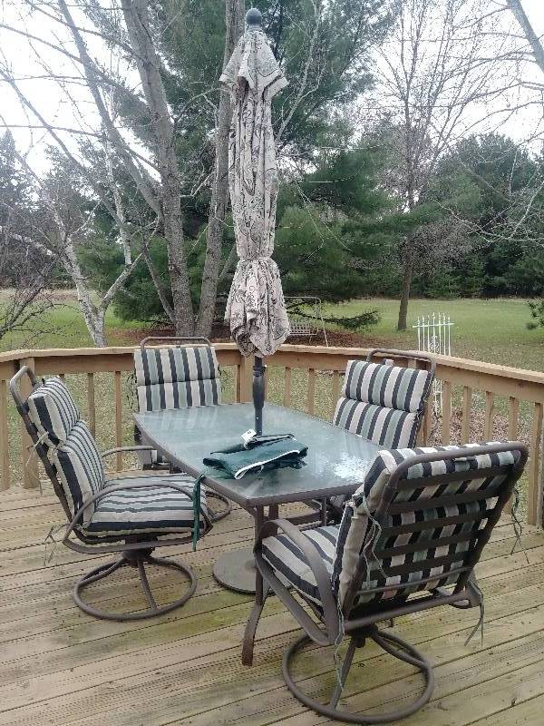 lot 31 image: 5pc Patio Furniture Set, bronze