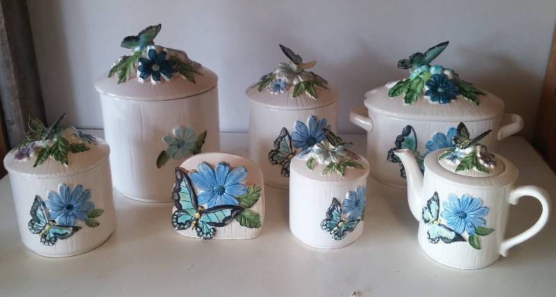 lot 64 image: Decorative Kitchenwear Set
