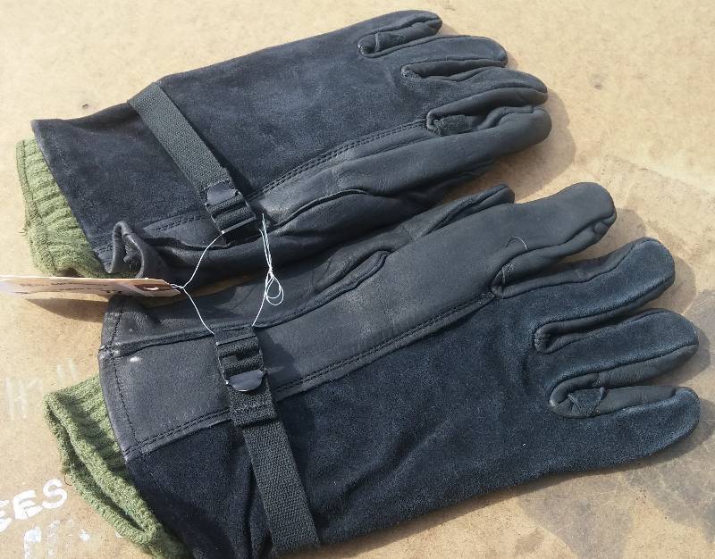 lot 77 image: Authentic U.S. Army Leather Gloves