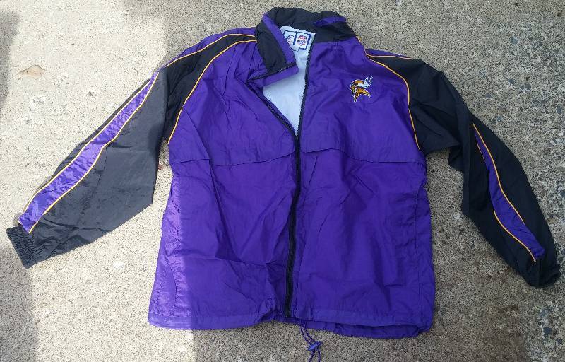 lot 86 image: MN Vikings Windbreaker sz Lg