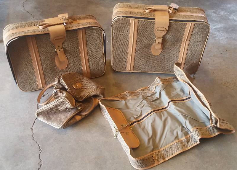 lot 118 image: Fifth Ave Luggage Set