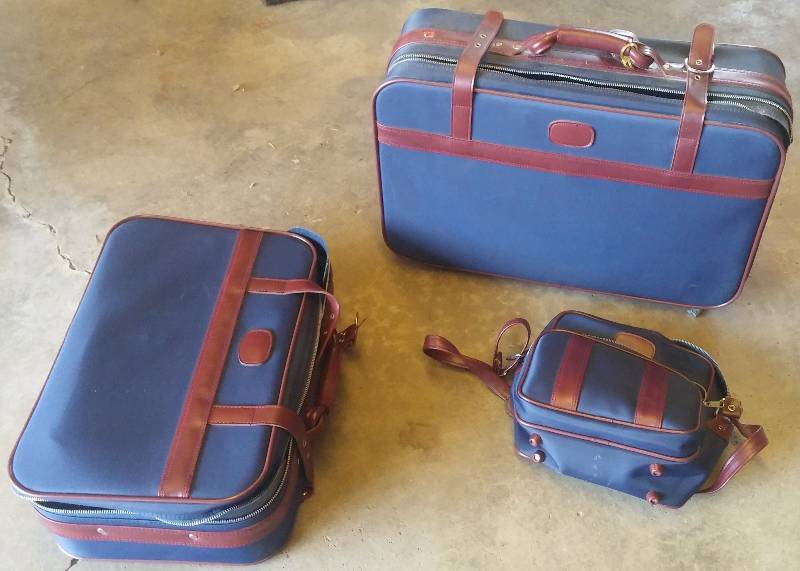 lot 119 image: Luggage Set