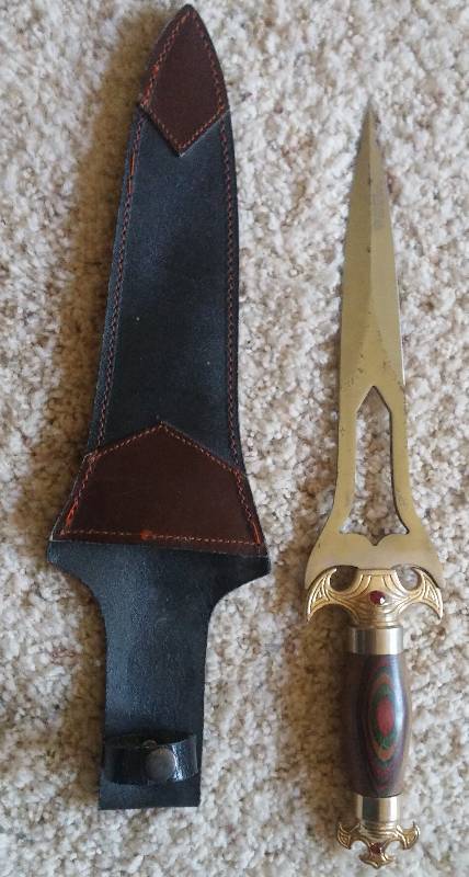 lot 124 image: Decorative Knife