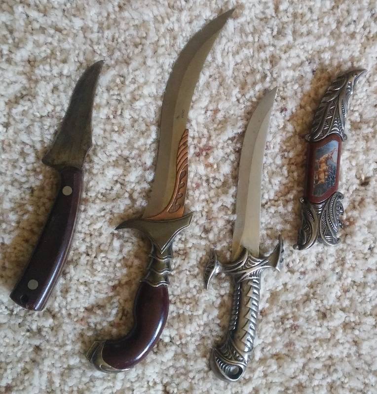 lot 126 image: Set of 3 small Knives