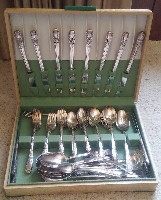 lot 137 image: Silverwear Set with case